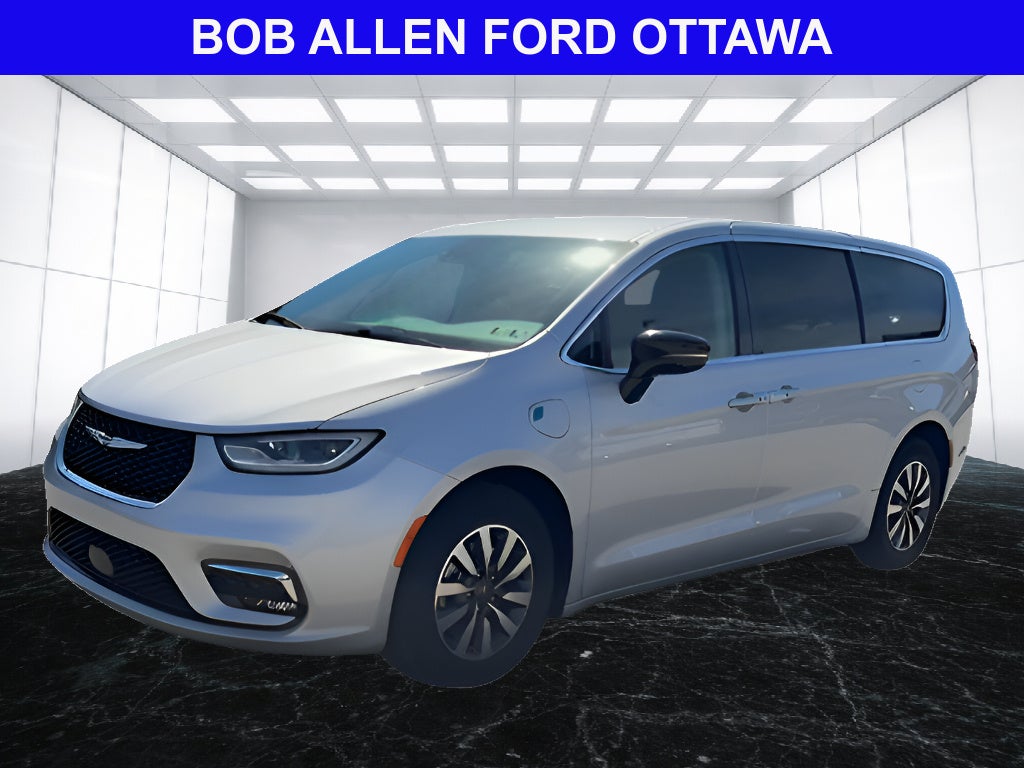 2024 Chrysler Pacifica Select in Silver Mist Clear Coat — front three-quarter view